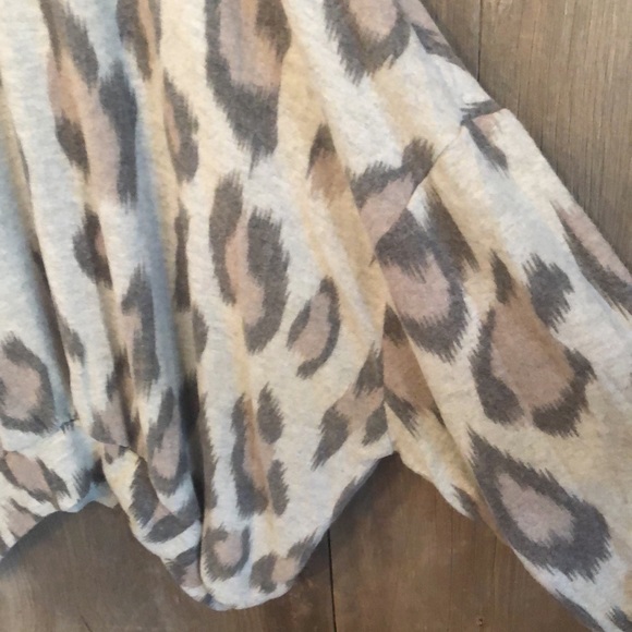 Fantastic Fawn Dolman Gray Leopard Print Soft Top Medium - Picture 2 of 10